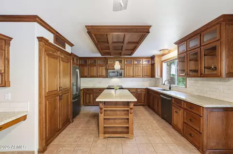 Kitchen - 4658 E Kelly Dr, Gilbert, AZ 85234 photo 4 of 6
