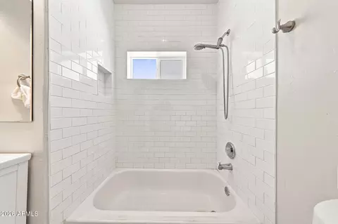 Bath - 1005 E Moreland St, Phoenix, AZ 85006 photo 3 of 5