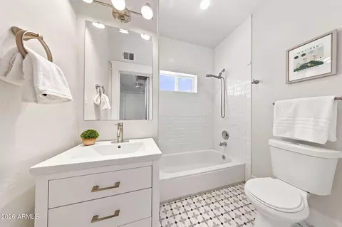 Bath - 1005 E Moreland St, Phoenix, AZ 85006 photo 2 of 5