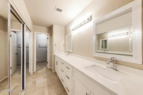 Bath - 525 E Taro Ln, Phoenix, AZ 85024 photo 1 of 3