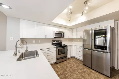 Kitchen - 525 E Taro Ln, Phoenix, AZ 85024 photo 1 of 2