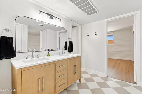 Bath - 3737 E Turney Ave #226, Phoenix, AZ 85018 photo 1 of 4