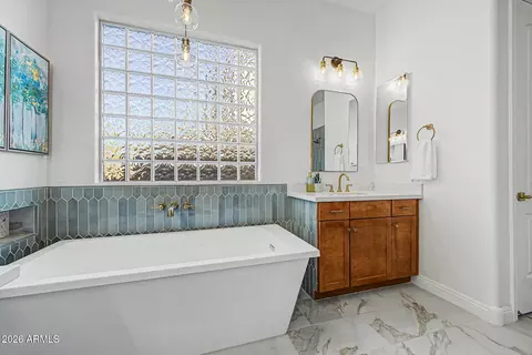 Bath - 3726 E Cat Balue Dr, Phoenix, AZ 85050 photo 3 of 6