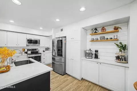 Kitchen - 2902 E Saltsage Dr, Phoenix, AZ 85048 photo 4 of 6