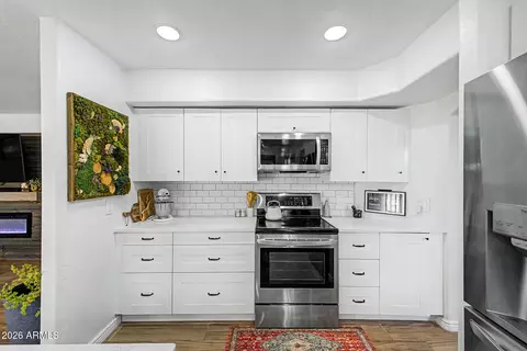 Kitchen - 2902 E Saltsage Dr, Phoenix, AZ 85048 photo 5 of 6