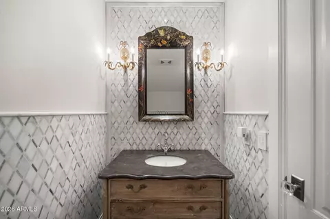 Bath - 5402 Exeter Blvd, Phoenix, AZ 85018 photo 1 of 12