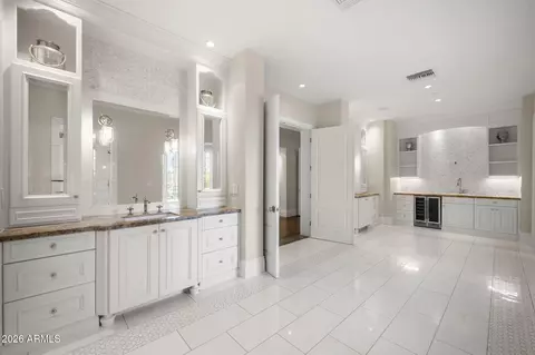 Bath - 5402 Exeter Blvd, Phoenix, AZ 85018 photo 5 of 12