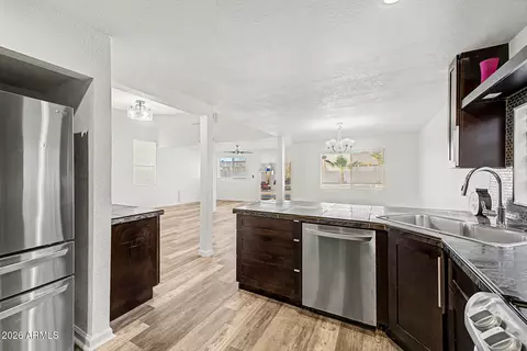 Kitchen - 4064 E Woodland Dr, Phoenix, AZ 85048 photo 4 of 4