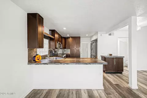 Kitchen - 4064 E Woodland Dr, Phoenix, AZ 85048 photo 3 of 4