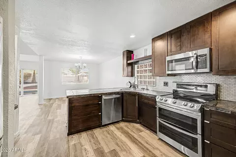 Kitchen - 4064 E Woodland Dr, Phoenix, AZ 85048 photo 1 of 4