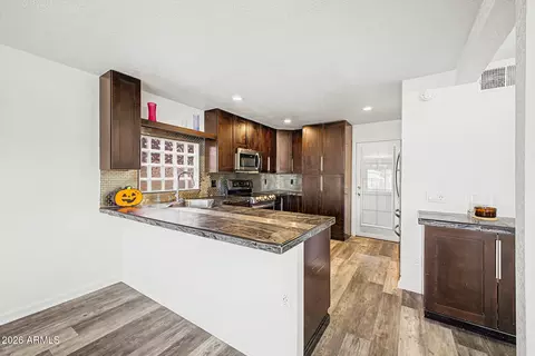 Kitchen - 4064 E Woodland Dr, Phoenix, AZ 85048 photo 2 of 4