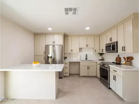 Kitchen - 4147 W Echo Ln, Phoenix, AZ 85051 photo 3 of 6