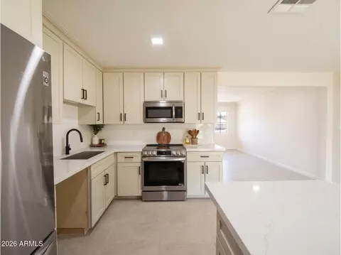 Kitchen - 4147 W Echo Ln, Phoenix, AZ 85051 photo 6 of 6
