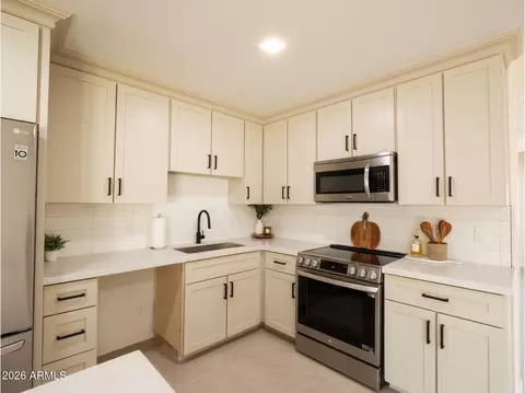 Kitchen - 4147 W Echo Ln, Phoenix, AZ 85051 photo 5 of 6