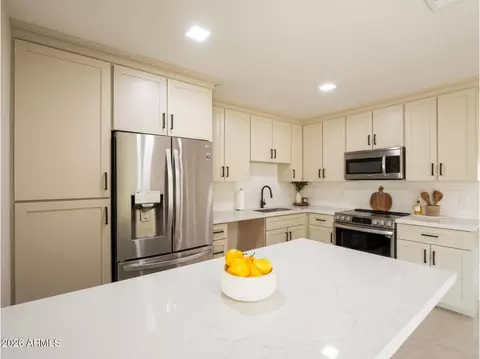 Kitchen - 4147 W Echo Ln, Phoenix, AZ 85051 photo 4 of 6