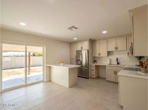 Kitchen - 4147 W Echo Ln, Phoenix, AZ 85051 photo 2 of 6