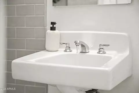 Bath - 1743 E Cinnabar Ave, Phoenix, AZ 85020 photo 2 of 4