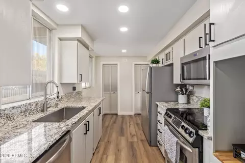 Kitchen - 3242 E Camelback Rd #106, Phoenix, AZ 85018 photo 3 of 4