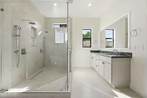 Bath - 4348 E Mitchell Dr, Phoenix, AZ 85018 photo 3 of 7