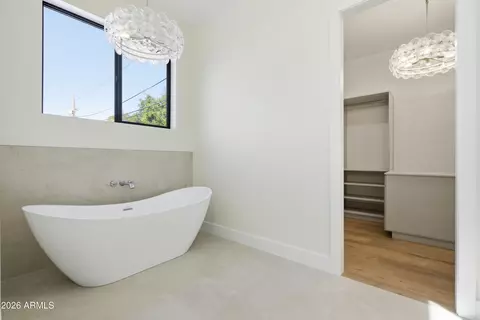 Bath - 4348 E Mitchell Dr, Phoenix, AZ 85018 photo 4 of 7