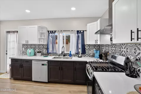 Kitchen - 2334 W Augusta Ave, Phoenix, AZ 85021 photo 4 of 5