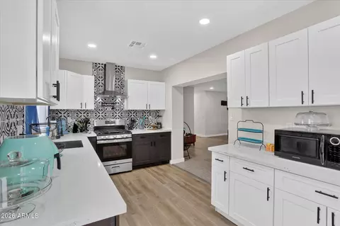 Kitchen - 2334 W Augusta Ave, Phoenix, AZ 85021 photo 3 of 5