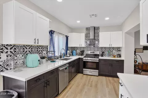 Kitchen - 2334 W Augusta Ave, Phoenix, AZ 85021 photo 1 of 5