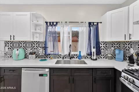 Kitchen - 2334 W Augusta Ave, Phoenix, AZ 85021 photo 2 of 5