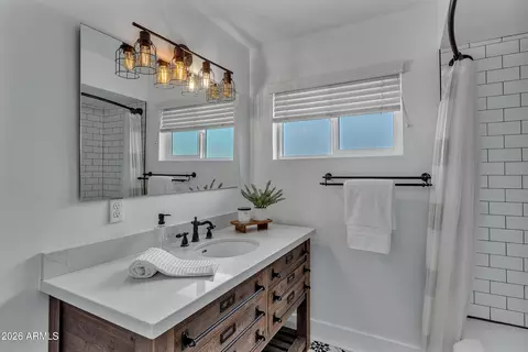 Bath - 128 E Myrtle Ave, Phoenix, AZ 85020 photo 4 of 5
