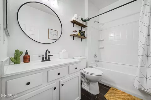 Bath - 946 E Wimpole Ave, Gilbert, AZ 85297 photo 3 of 5