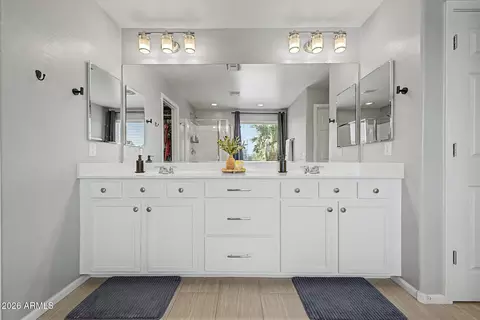 Bath - 946 E Wimpole Ave, Gilbert, AZ 85297 photo 2 of 5