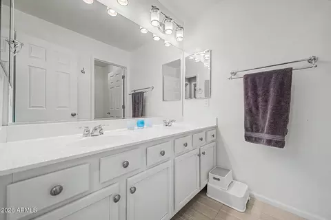 Bath - 946 E Wimpole Ave, Gilbert, AZ 85297 photo 4 of 5