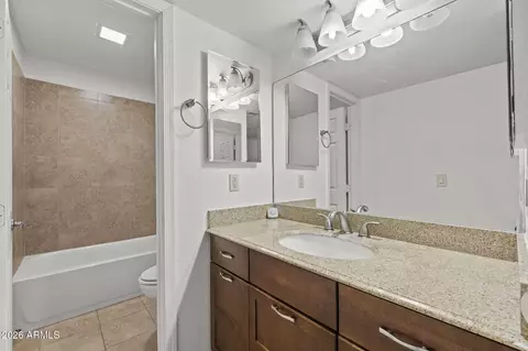 Bath - 2228 E Campbell Ave #114, Phoenix, AZ 85016 photo 1 of 2
