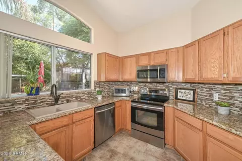 Kitchen - 4616 E Danbury Rd, Phoenix, AZ 85032 photo 5 of 6
