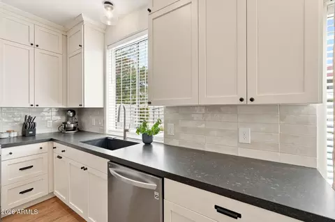 Kitchen - 931 Encinas Ave, Gilbert, AZ 85234 photo 5 of 6