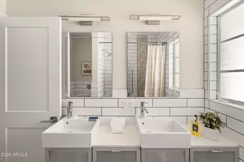 Bath - 4022 E Avalon Dr, Phoenix, AZ 85018 photo 8 of 9