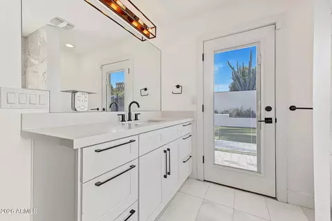 Bath - 9619 N 33rd St, Phoenix, AZ 85028 photo 1 of 6