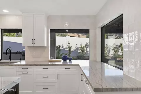 Kitchen - 2221 E Nicolet Ave, Phoenix, AZ 85020 photo 6 of 8