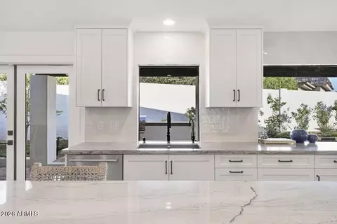 Kitchen - 2221 E Nicolet Ave, Phoenix, AZ 85020 photo 5 of 8