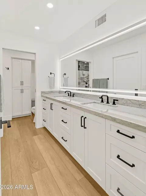Bath - 2221 E Nicolet Ave, Phoenix, AZ 85020 photo 2 of 4