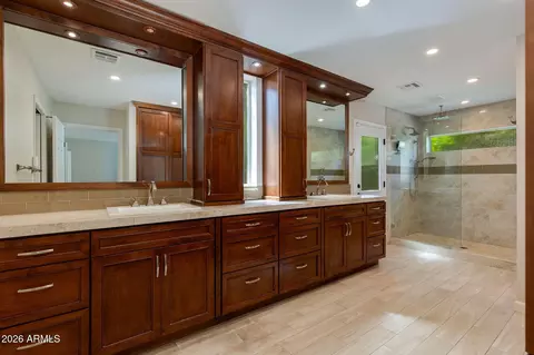 Bath - 2412 E Solano Dr, Phoenix, AZ 85016 photo 1 of 1