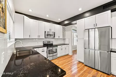 Kitchen - 4640 E Chisum Trl, Phoenix, AZ 85050 photo 4 of 6