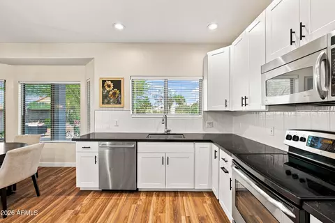 Kitchen - 4640 E Chisum Trl, Phoenix, AZ 85050 photo 5 of 6