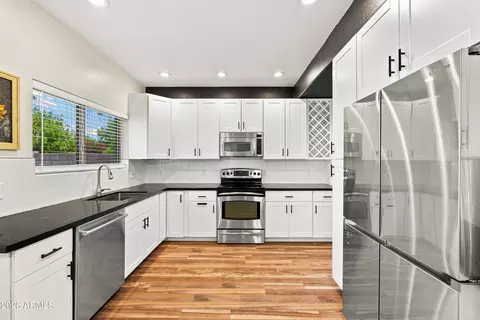 Kitchen - 4640 E Chisum Trl, Phoenix, AZ 85050 photo 3 of 6