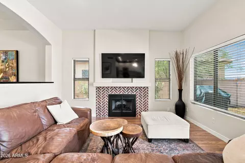 Living - 4640 E Chisum Trl, Phoenix, AZ 85050 photo 2 of 4