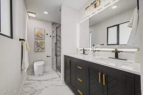 Bath - 2822 E Cortez St, Phoenix, AZ 85028 photo 1 of 4