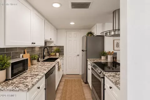 Kitchen - 10229 N 8th St #B, Phoenix, AZ 85020 photo 2 of 3