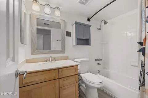 Bath - 10229 N 8th St #B, Phoenix, AZ 85020 photo 1 of 1