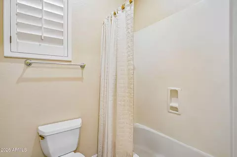 Bath - 3969 E Navigator Ln, Phoenix, AZ 85050 photo 3 of 4
