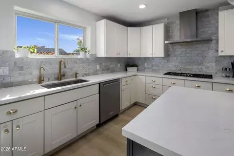 Kitchen - 2020 E State Ave, Phoenix, AZ 85020 photo 6 of 6